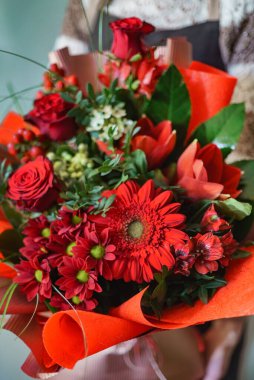 Ellerinde güzel bir buket