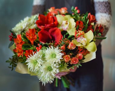 Ellerinde güzel bir buket