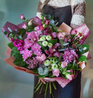 Ellerinde güzel bir buket