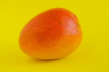 Sarı arka planda taze mango.