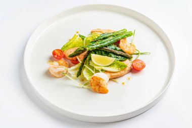 Karides ve balıklı deniz ürünleri salatası.