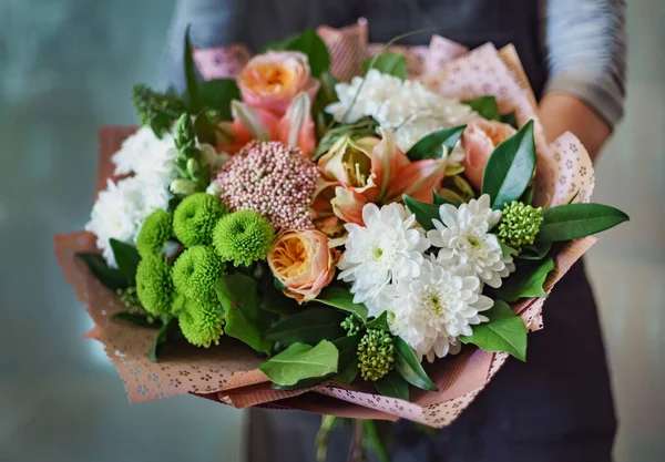 Bouquet Agradável Nas Mãos — Fotografia de Stock