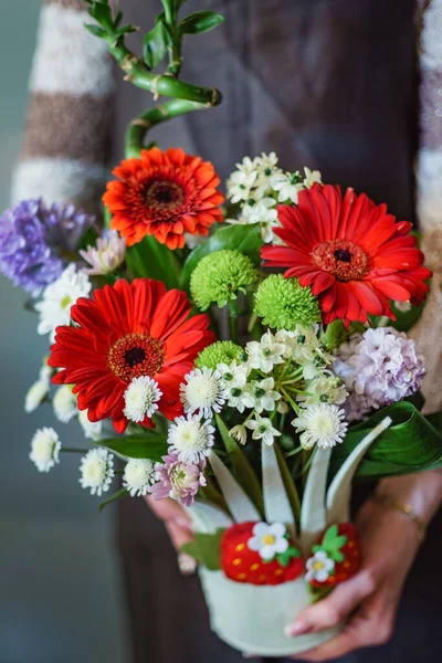 Bouquet Agradável Nas Mãos — Fotografia de Stock