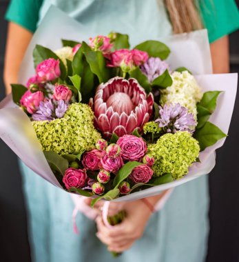 Ellerinde güzel çiçekler.