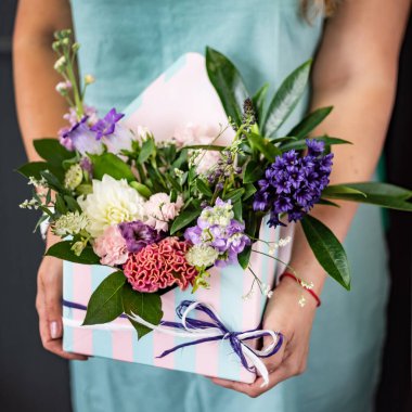 Ellerinde güzel çiçekler.