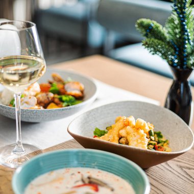 Restorandaki deniz ürünleri tabakları.