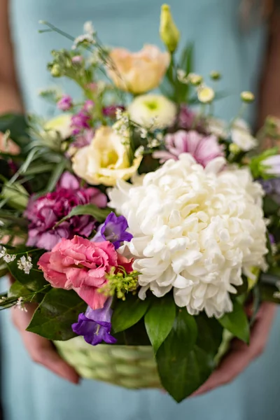 Vackra Blommor Händerna — Stockfoto