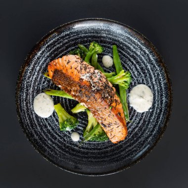 Yeşil sebzeli somon biftek.