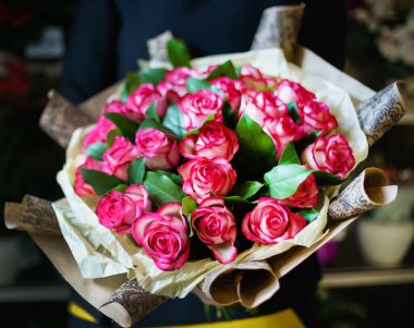 Ellerinde güzel bir buket