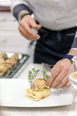 İtalyan aşçı gurme yemeği yapıyor.