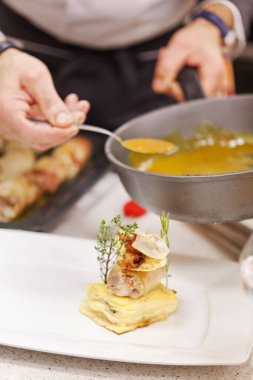 İtalyan aşçı gurme yemeği yapıyor.