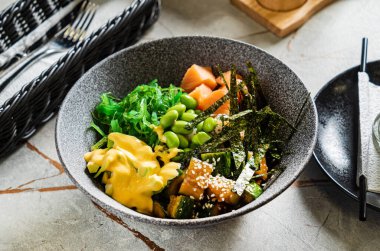 Balık ve yosunlu Buda kasesi