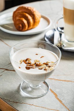 Tahıl ve tohumlu yoğurt.