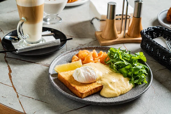 Gustosa Colazione Nel Caffè — Foto Stock