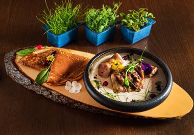 Sosisli gözleme ve domuz pirzolası.