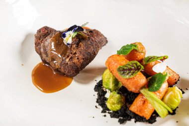 Sebzeli biftek ve mikroyeşillik.