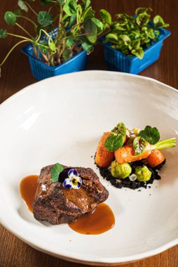 Sebzeli biftek ve mikroyeşillik.