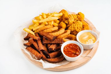 Baharatlı tavuk kanatlı bira tabağı, kalamar halkaları, kızarmış soğan halkaları, peynir topları, ekmek, ketçap ve hardal sosu.