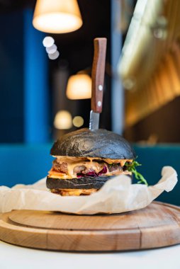 sığır pirzolası ve siyah burger.