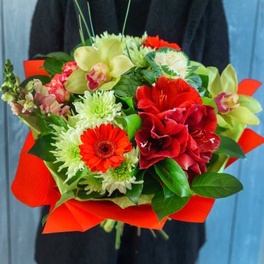 Ellerinde güzel bir buket