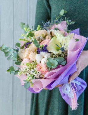 Ellerinde güzel bir buket