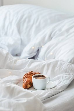 Yatakta ayçöreği ve kahve.