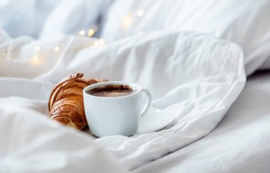 Yatakta ayçöreği ve kahve.