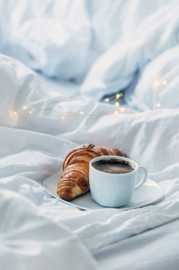 Yatakta ayçöreği ve kahve.