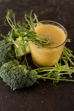 Taş zemin üzerinde yeşil smoothie