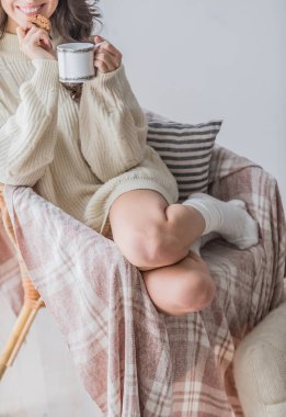 Bir fincan kahveli kadın.