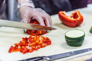 Şef iş yerinde, yemek pişiriyor.