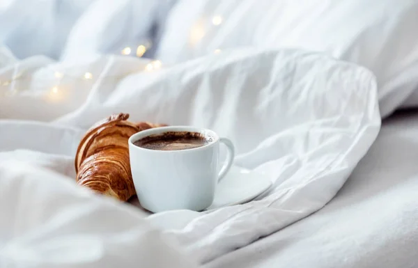 Cup Coffee Croissant Bed — Stock Photo, Image
