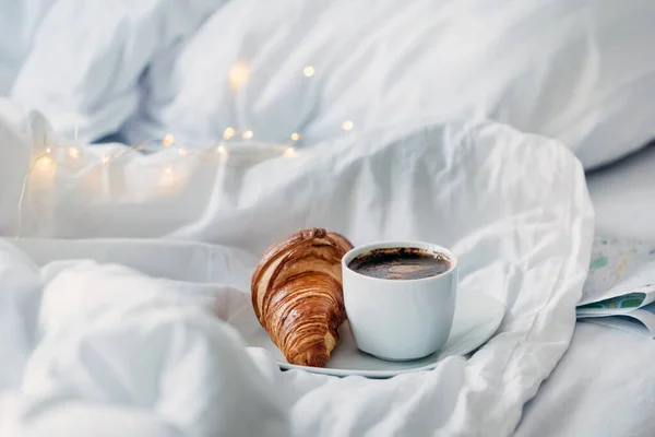 Tasse Café Avec Croissant Dans Lit — Photo