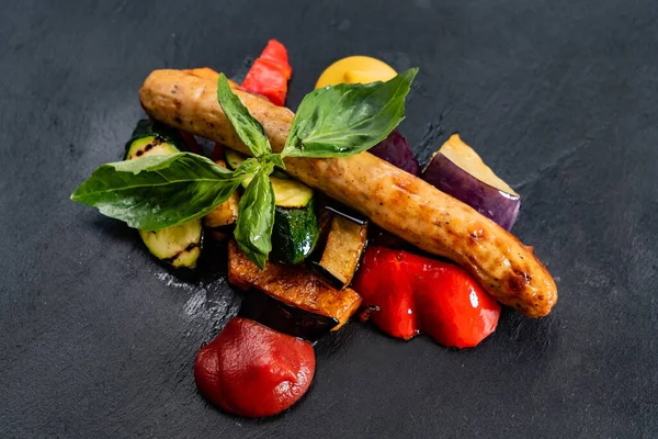 Salsiccia Con Verdure Sullo Sfondo Nero — Foto Stock