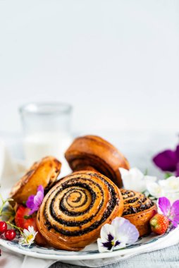 Yeni pişmiş tarçınlı rulo