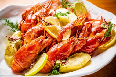 Kerevit. Kırmızı kaynamış kerevitler kırsal tarzda masada.