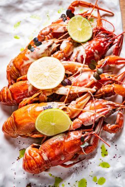 Kerevit. Kırmızı kaynamış kerevitler kırsal tarzda masada.