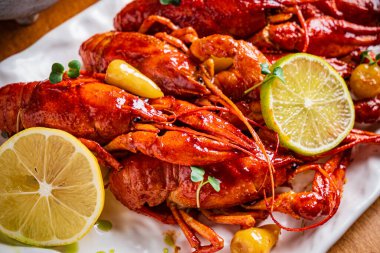 Kerevit. Kırmızı kaynamış kerevitler kırsal tarzda masada.