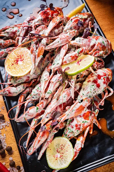 Des Écrevisses Crawfish Rouges Bouillis Sur Table Dans Style Rustique — Photo