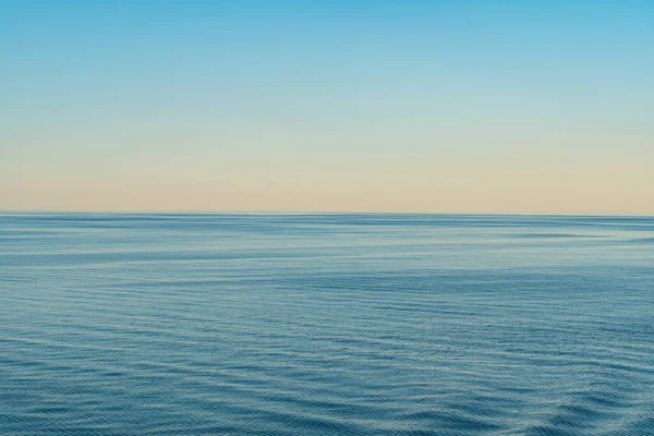 Ωραία Γαλάζια Θάλασσα Και Ουρανός — Φωτογραφία Αρχείου