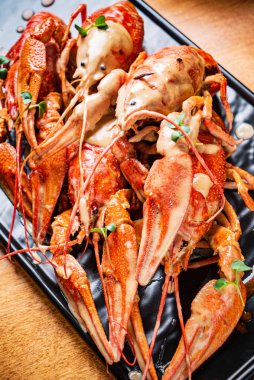 Kerevit. Kırmızı kaynamış kerevitler kırsal tarzda masada.
