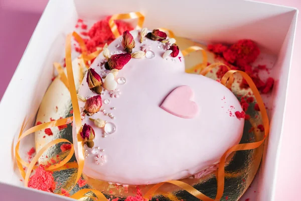 情人节那天 用心形的草莓蛋糕 — 图库照片