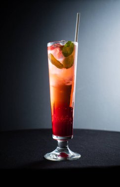 Karanlık arka planda yaratıcı kokteyl