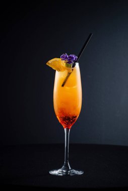 Karanlık arka planda yaratıcı kokteyl