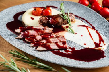 Kereviz püresi ve soslu ördek