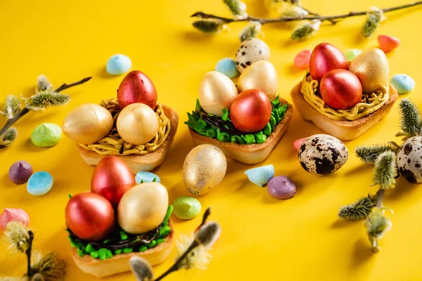 Pasteles Pascua Sobre Fondo Amarillo — Foto de Stock