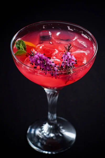 Creatieve Cocktail Donkere Achtergrond — Stockfoto