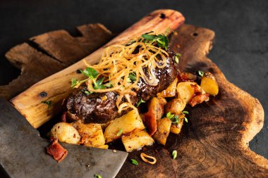 Biftek esprisi fırında patates ve sebze