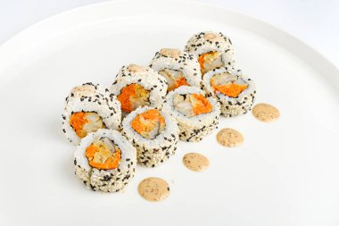 Suşi beyaz tabakta.