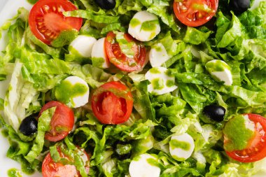 Mozzarella ve zeytinli taze salata.